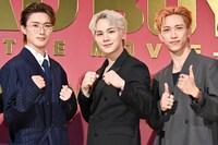 左から山中柔太朗（M!LK）、豆原一成（JO1）、池崎理人（INI）。