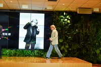 登壇する小室哲哉。