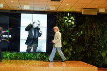 登壇する小室哲哉。