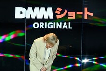 記者陣にお辞儀をする小室哲哉。