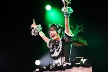 元気よくステージに飛び出す仲村悠菜。