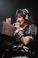 次々と質問に答えていく仲村悠菜。