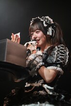 次々と質問に答えていく仲村悠菜。