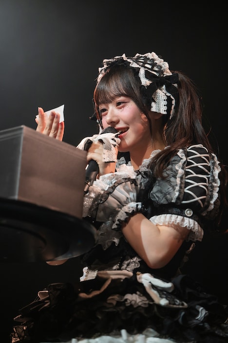 次々と質問に答えていく仲村悠菜。