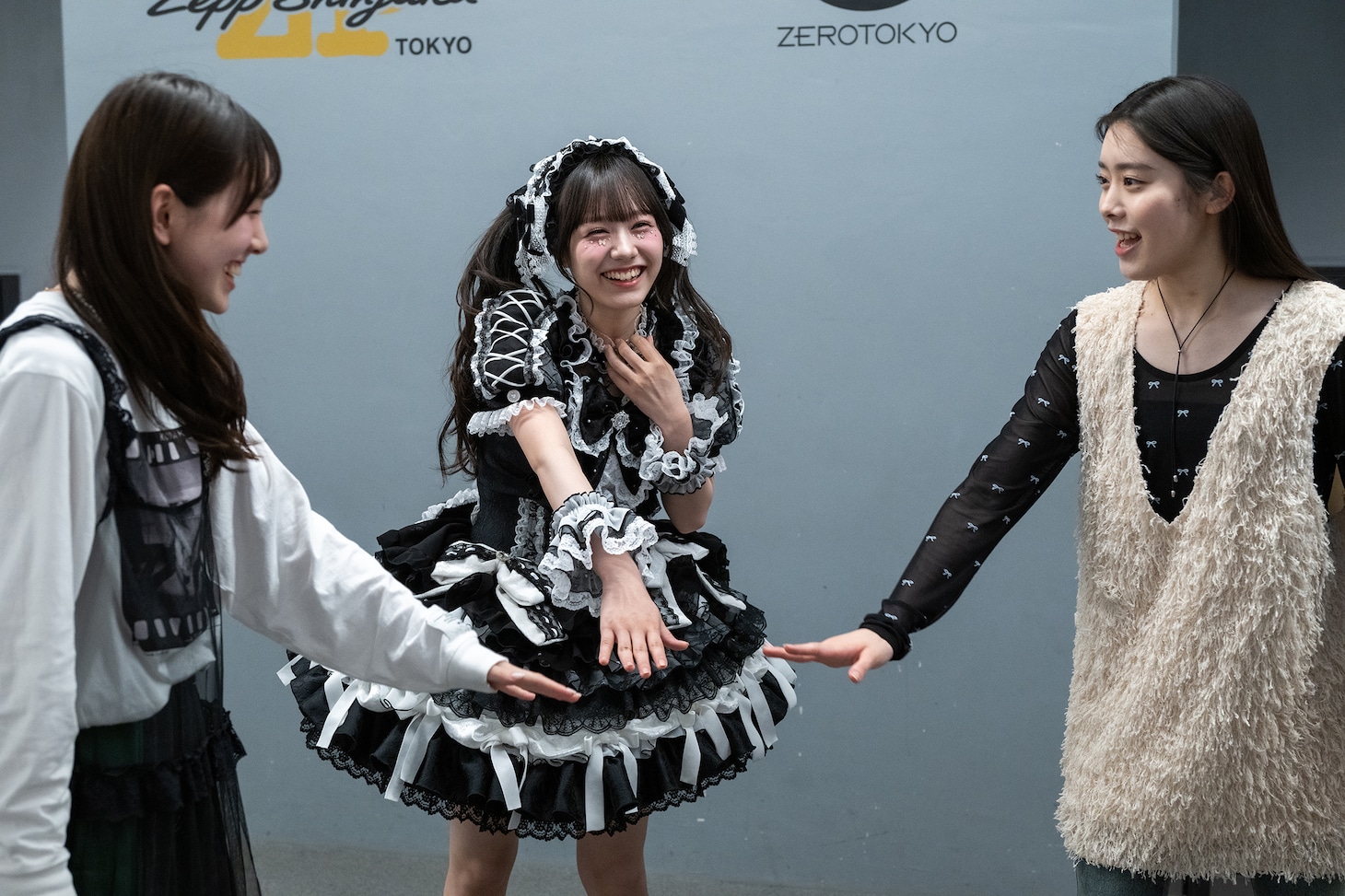 「ウィーアー仲村！ 1曲仲村！ 仲村ー、仲村！」と謎の掛け声で盛り上がる中6トリオ。