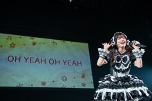 ℃-ute「大きな愛でもてなして」を歌う仲村悠菜。