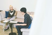 神前暁さんの話を真剣に聞くありぼぼさん。