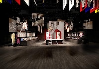 「EIKICHI YAZAWA 50th Year Memorial Exhibition『俺たちの矢沢永吉』展」の内観イメージ。