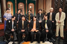 timeleszと、MCの有働由美子（後列左）、アーティストナビゲーターの松下洸平（後列右）。 ©︎日本テレビ