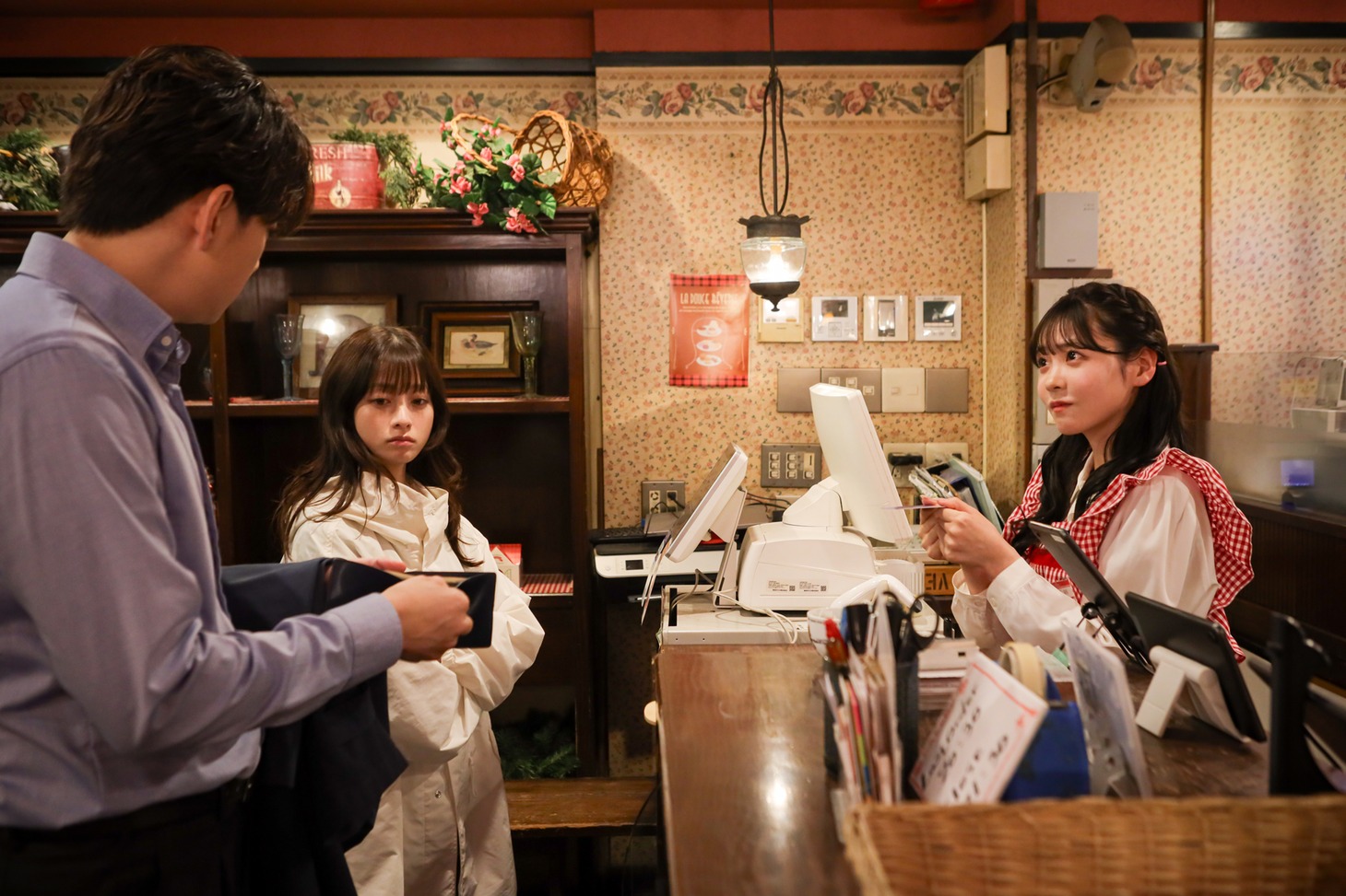 左から三浦翔平、橋本環奈、櫻井優衣。©テレビ朝日