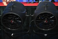 森本慎太郎（SixTONES）、森川智之、LiLiCoの前に置かれた巨大な送風機。