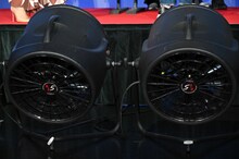 森本慎太郎（SixTONES）、森川智之、LiLiCoの前に置かれた巨大な送風機。