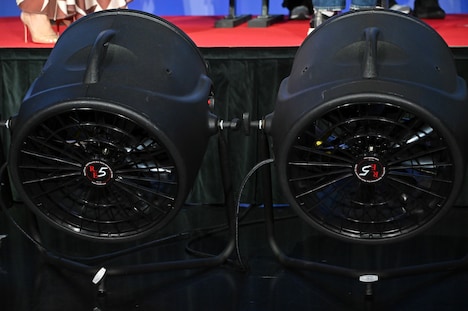 森本慎太郎（SixTONES）、森川智之、LiLiCoの前に置かれた巨大な送風機。