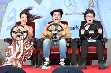 強風に煽られるLiLiCo（左）、森本慎太郎（中央）、森川智之（右）。