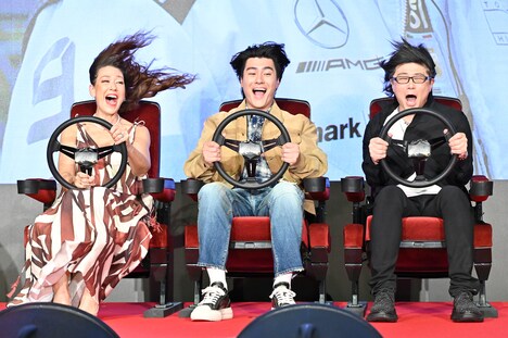 強風に煽られるLiLiCo（左）、森本慎太郎（中央）、森川智之（右）。