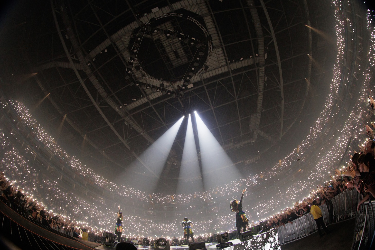BABYMETAL「BABYMETAL UK & EUROPE ARENA TOUR 2025」イギリス・The O2公演の様子。