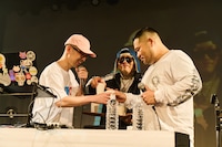 “大泉の水”で乾杯するLIBRO、D.O、漢 a.k.a. GAMI。