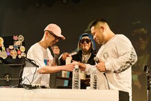 “大泉の水”で乾杯するLIBRO、D.O、漢 a.k.a. GAMI。