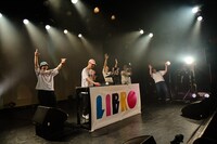 ゲストに見守られながらパフォーマンスするLIBRO。