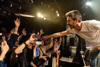 観客にマイクを向ける鎮座DOPENESS。