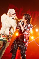 人気画像3位は「GLAY、ラルクhydeからの祝福も受けた30周年ライブ『いつも最上級の幸せをありがとう』」より、見つめ合いながら熱唱するhyde（L'Arc-en-Ciel）とTERU（GLAY）。（撮影：田辺佳子）