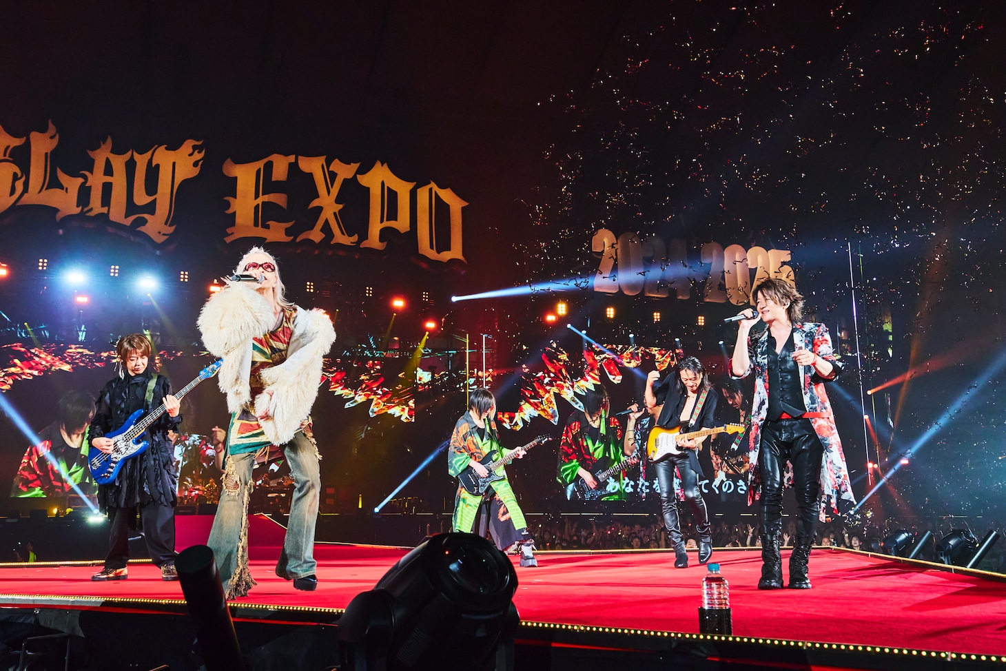 人気画像10位は「GLAY、ラルクhydeからの祝福も受けた30周年ライブ『いつも最上級の幸せをありがとう』」より、東京ドームを揺らすほどの熱狂を生み出したGLAYとhyde（L'Arc-en-Ciel）。 （撮影：田辺佳子）