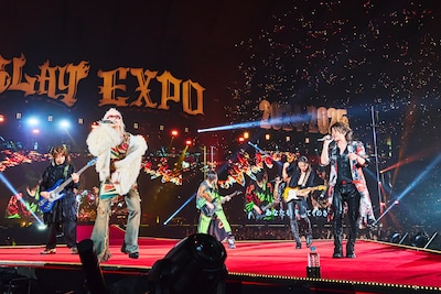 人気画像10位は「GLAY、ラルクhydeからの祝福も受けた30周年ライブ『いつも最上級の幸せをありがとう』」より、東京ドームを揺らすほどの熱狂を生み出したGLAYとhyde（L'Arc-en-Ciel）。 （撮影：田辺佳子）