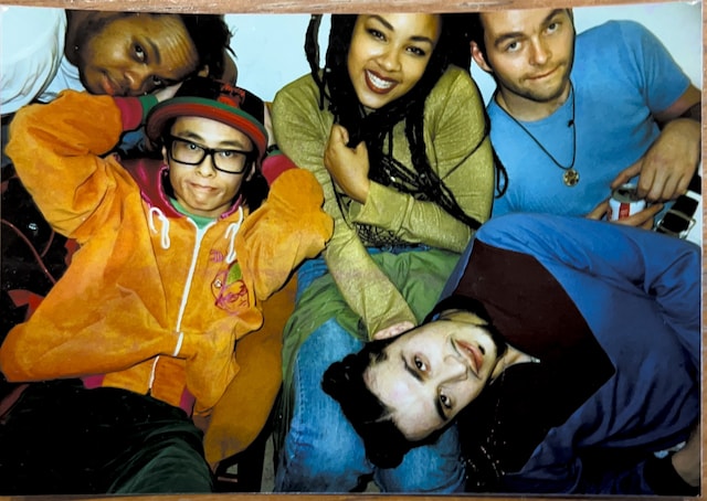 ディミトリー（右）と。後方の3人はダンサーとヘアメイクスタッフ。