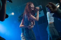 manaに抱きつかれるminan。