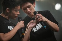 くじを確認するmalik（左）。