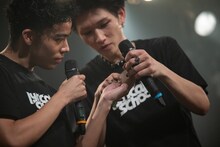 くじを確認するmalik（左）。