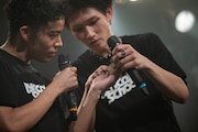 くじを確認するmalik(左)。