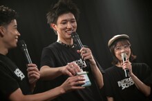 くじを引くryuya（中央）。