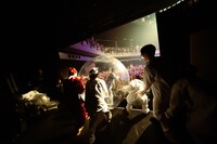 ウォーターボールに入った玉置周啓（Vo, G）がダイブする瞬間。（Photo by Risa Nishimura）