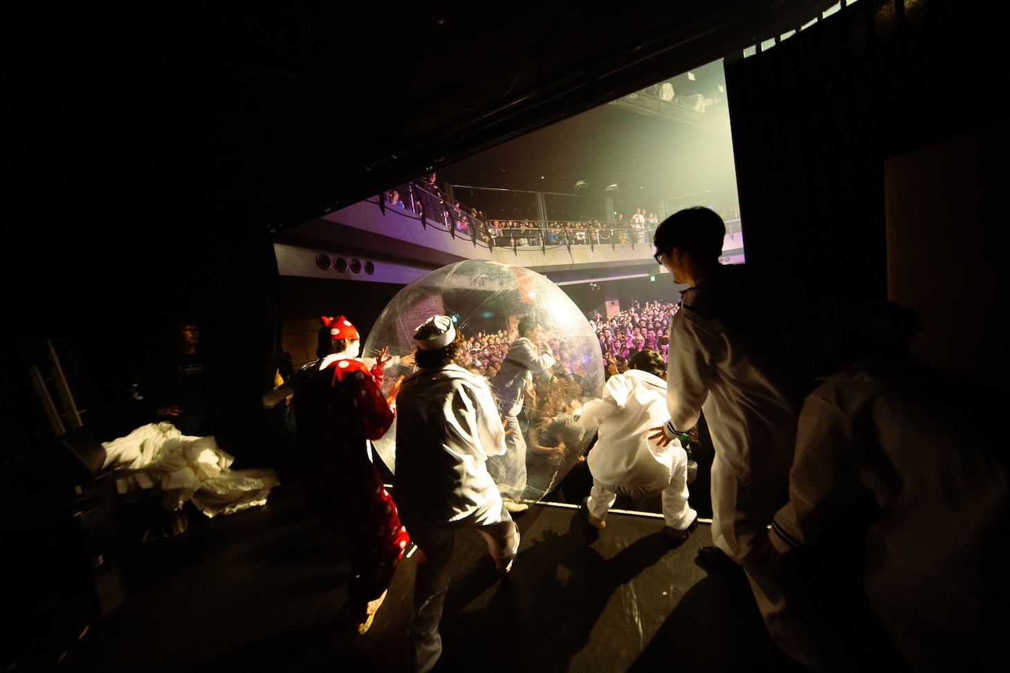ウォーターボールに入った玉置周啓（Vo, G）がダイブする瞬間。（Photo by Risa Nishimura）