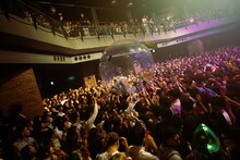 MONO NO AWARE「波止場大サーカス」より、「かむかもしかもにどもかも！」パフォーマンスの様子。（Photo by Risa Nishimura）