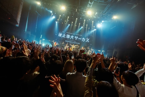 MONO NO AWARE「波止場大サーカス」の様子。(Photo by Risa Nishimura)
