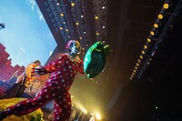 MONO NO AWARE「波止場大サーカス」より、「野菜もどうぞ」パフォーマンスの様子。（Photo by Risa Nishimura）