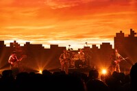 MONO NO AWARE「波止場大サーカス」より、「アングル」パフォーマンスの様子。（Photo by Risa Nishimura）