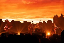 MONO NO AWARE「波止場大サーカス」より、「アングル」パフォーマンスの様子。（Photo by Risa Nishimura）