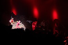 MONO NO AWARE「波止場大サーカス」より、「同釜」パフォーマンスの様子。（Photo by Risa Nishimura）