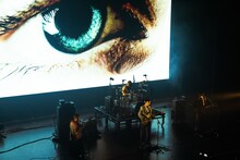 MONO NO AWARE「波止場大サーカス」より、「me to me」パフォーマンスの様子。（Photo by Risa Nishimura）