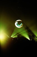 MONO NO AWARE「波止場大サーカス」より、「me to me」パフォーマンスの様子。（Photo by Risa Nishimura）