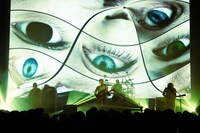 MONO NO AWARE「波止場大サーカス」より、「me to me」パフォーマンスの様子。（Photo by Risa Nishimura）