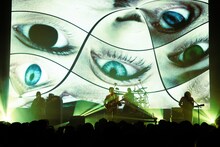 MONO NO AWARE「波止場大サーカス」より、「me to me」パフォーマンスの様子。（Photo by Risa Nishimura）