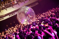 観客の上を転がりながら「かむかもしかもにどもかも！」を歌う玉置周啓（Vo, G）。（Photo by Risa Nishimura）