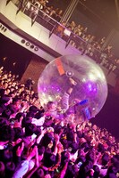 逆さになっても早口言葉を唱え続ける玉置周啓（Vo, G）。（Photo by Risa Nishimura）