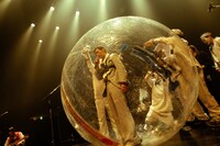 “透明の玉”の中にいる玉置周啓（Vo, G）。（Photo by Risa Nishimura）