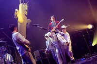 大人3人に担がれながらギターソロを弾く加藤成順（G）。（Photo by Risa Nishimura）