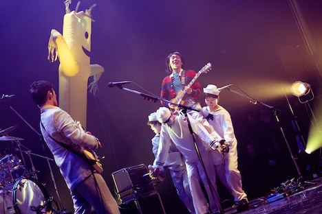 大人3人に担がれながらギターソロを弾く加藤成順(G)。(Photo by Risa Nishimura)